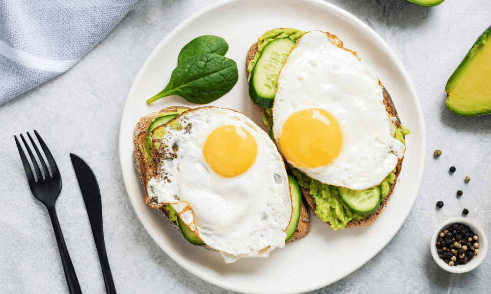 Fat med skrive, egg og avokado