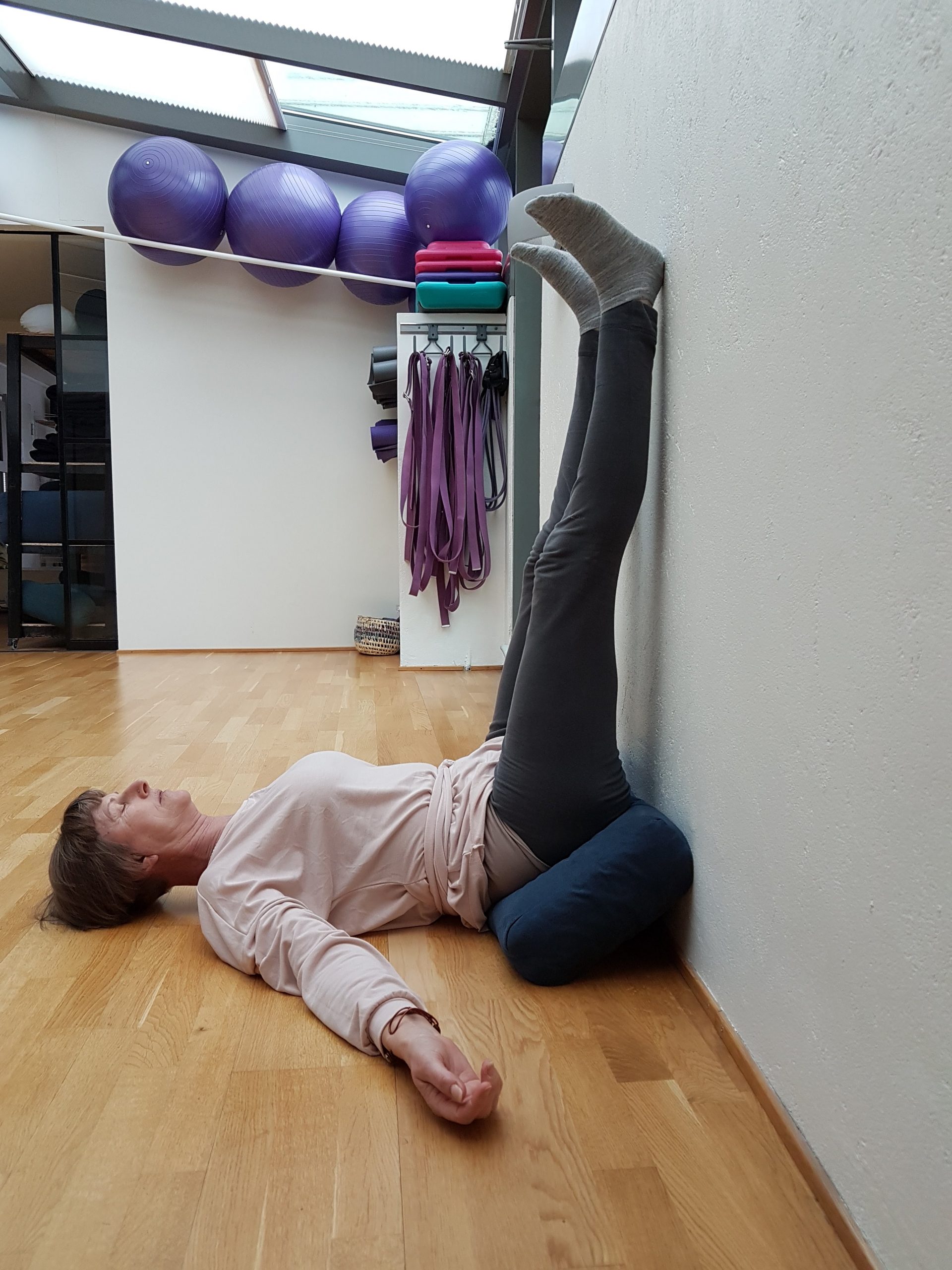 kvinne som ligger på ryggen med beina opp langs veien